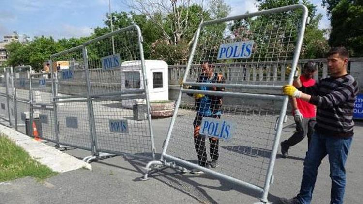 Gezi Parkının etrafı polis bariyerleriyle çevrildi