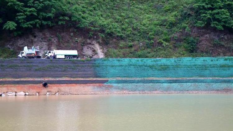 Beton duvarı yıkılan Sera Gölü kıyısı yeşilleniyor