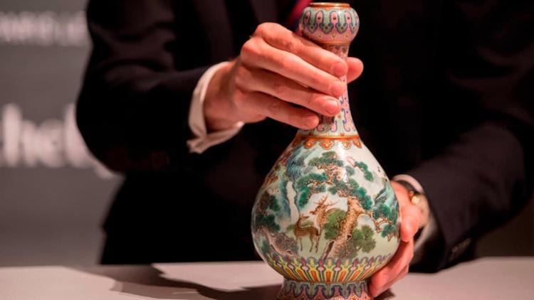 Çatıya atılmış eski vazo, Çin hanedanına ait çıktı