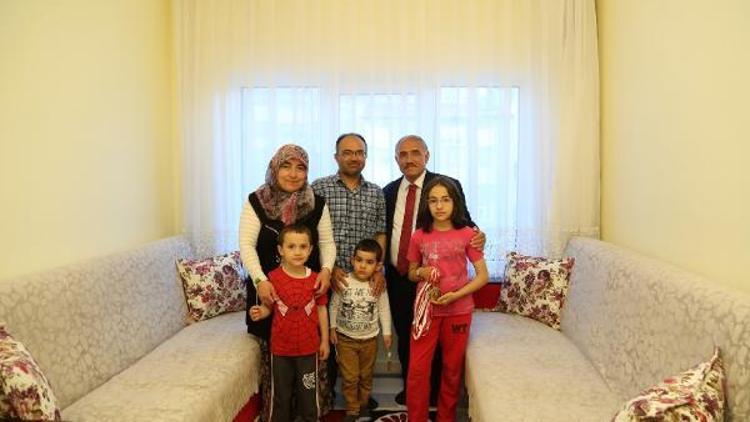 Başkan Özkan, belediye personelini evinde ziyaret ediyor