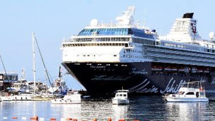 Denizden gelen turist, Bodrum esnafının yüzünü güldürdü