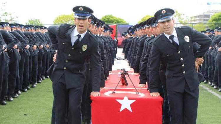 Polis adayından mezuniyet töreninde evlilik teklifi