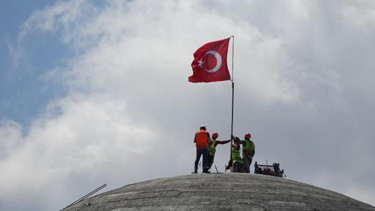 Taksim Camiine Türk bayrağı dikildi