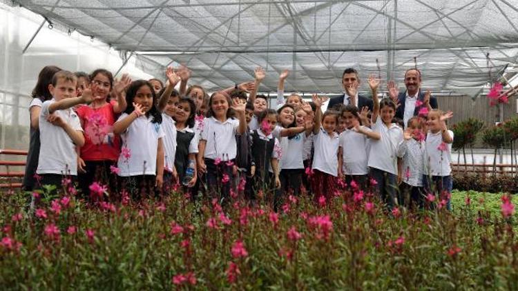 Başkan Duruay, öğrencilere organik sebze fidesi dağıttı