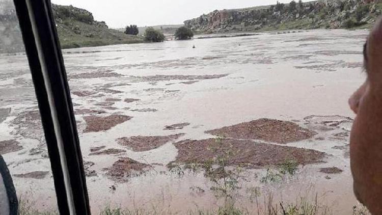Nevşehirde ekili alanları sel ve dolu vurdu