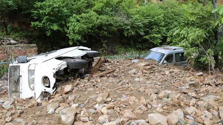 Artvin’de evleri sel bastı, araçlar toprak altında kaldı