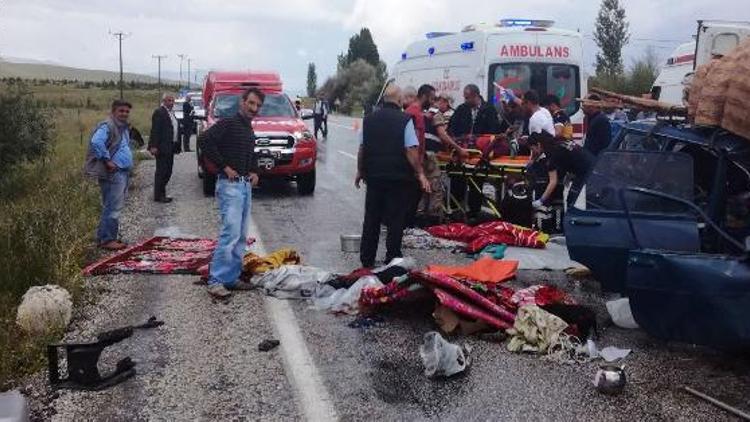 Doğanşehirde, otomobil TIRa arkadan çarptı: 6 yaralı