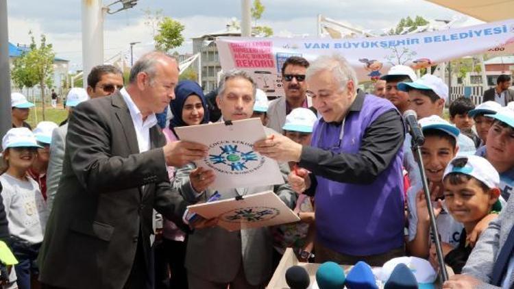 Anneleri için fidan diken Vanlı çocuklar, rekorlar kitabına girdi