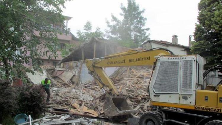 Osmangazide 6 metruk bina yıkıldı