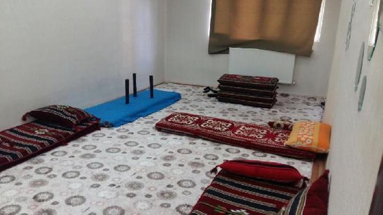 Apartman dairesinde hasta muayene eden 3 Suriyeliye gözaltı