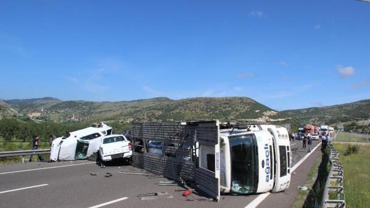 TIR devrildi; üzerindeki sıfır araçlar hasar gördü