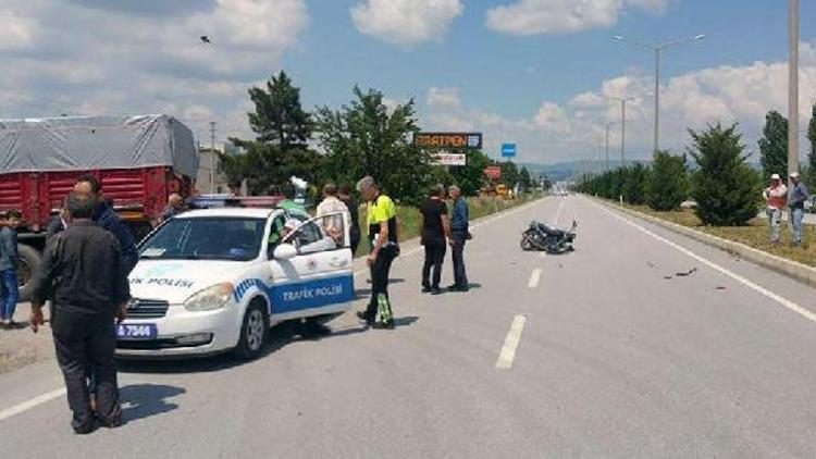 Kasksız ve ehliyetsiz motosikletli TIRa çarpıp yaralandı