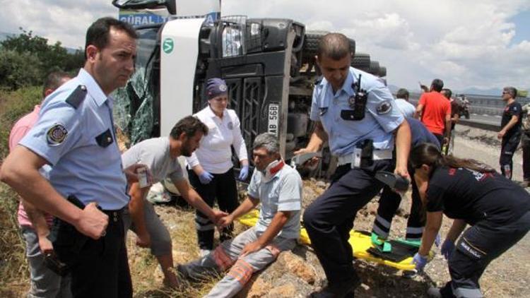 Kamyon devrildi, sürücü yaralandı