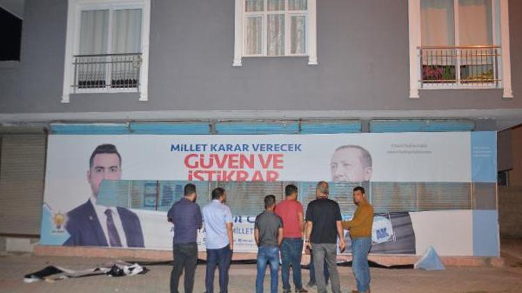 AK Partinin seçim afişine saldırı