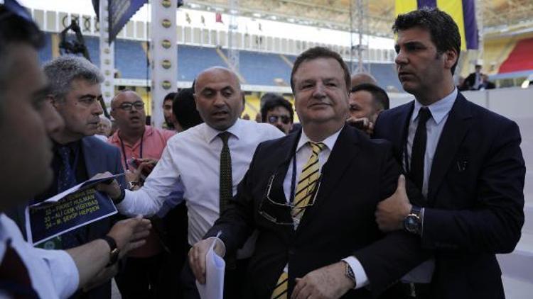 Fenerbahçeli yöneticiler konuşma yapan üyenin üzerine yürüdüler (FOTOĞRAFLAR)