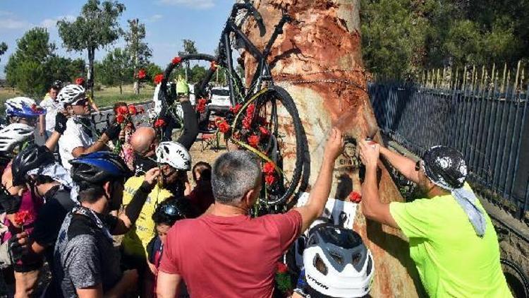 Kazada ölen Erayın ağaca bağlanan bisikletine karanfil taktılar