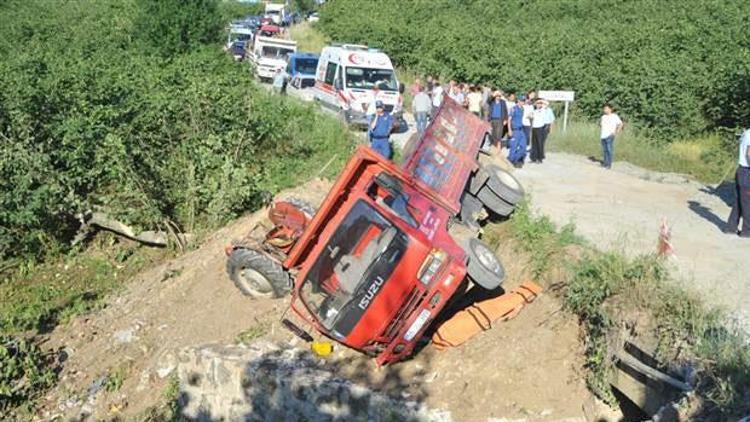 Freni boşalan kamyonet dehşet saçtı: 2 ölü