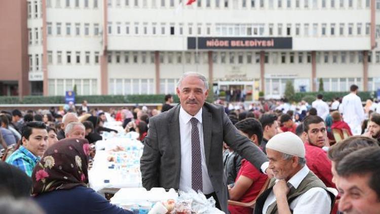 Binlerce kişi belediyenin iftar sofrasında buluştu