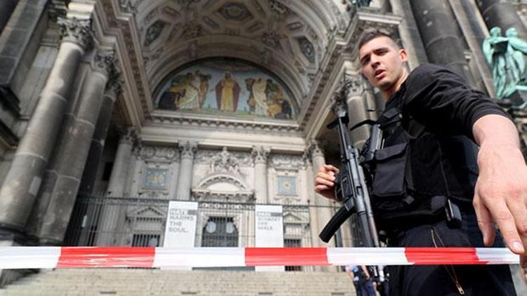Berlin Katedrali’nde polis bir kişiye ateş etti
