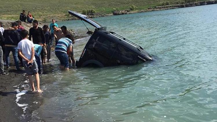 Göle düşen otomobil halatla çıkarıldı