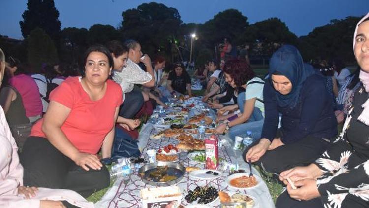 Kültürpark çimlerinde iftar