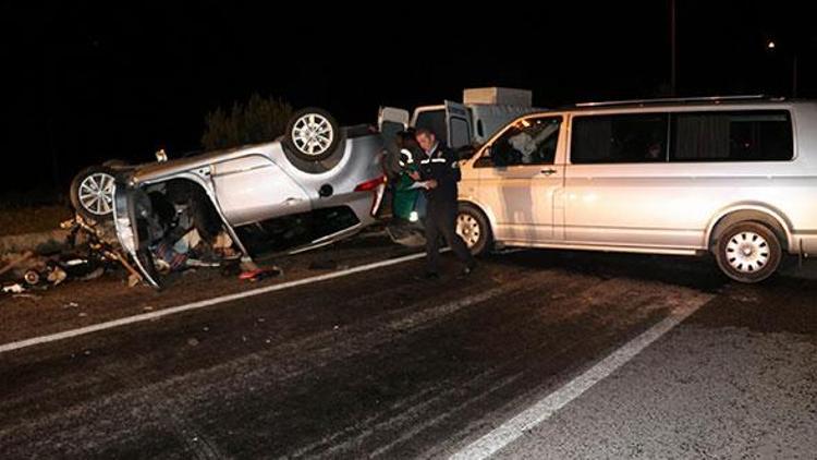 Otomobille minibüs çarpıştı: 1 ölü, 9 yaralı