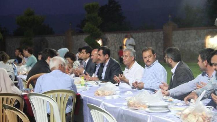 Öksüz ve yetim çocuklar için iftar verildi