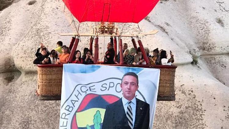 Kapadokya semalarında Ali Koç posteri ile balon turu