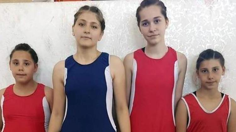 İzmirin tek kız güreş kulübü alkışlarla şampiyon