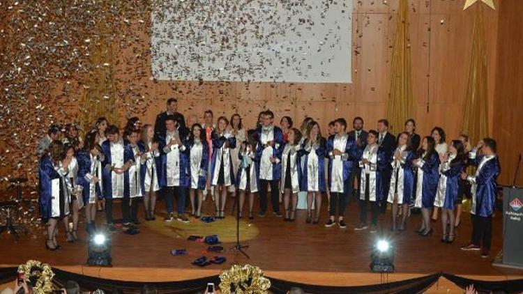 Eskişehir Bahçeşehir Koleji Anadolu Lisesi ilk mezunlarını verdi