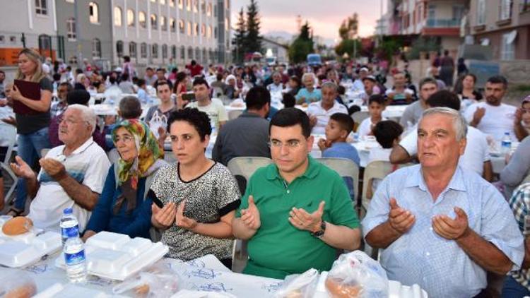 Tütüncü, vatandaşlarla iftar sofrasında
