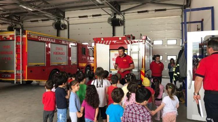 Çanakkale Belediyesi itfaiyesi, minik öğrencileri ağırladı