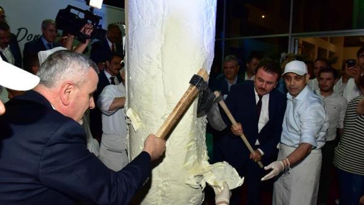 Patenti, 8 tonluk Türk Bayrağı motifli dondurma şovuyla kutladılar