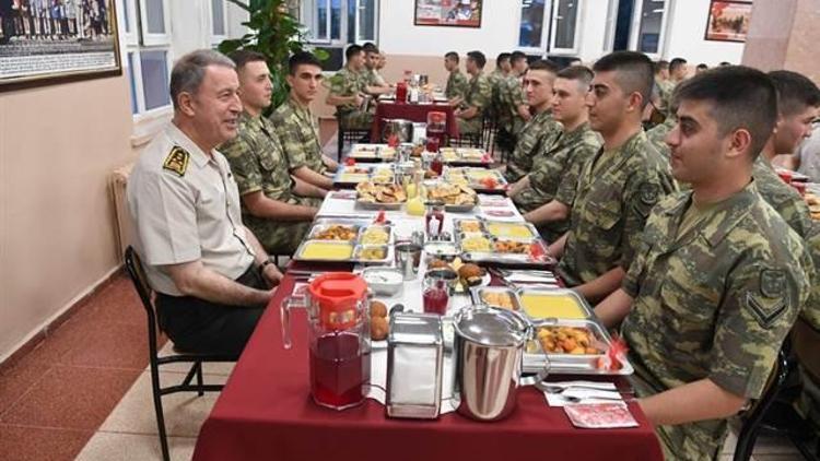 Orgeneral Akar, erbaş ve erlerle iftar yaptı