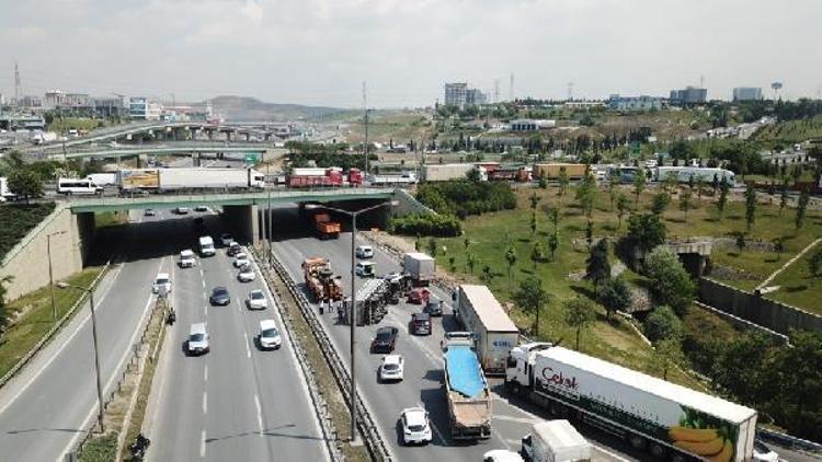 (Havadan fotoğraflarla) - Basın Ekspres Yolunda bakır yüklü kamyon devrildi; 2 şerit trafiğe kapandı