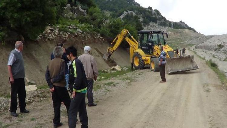 İstimlak parasını almayınca kepçeyle baraj yolunu kapattılar