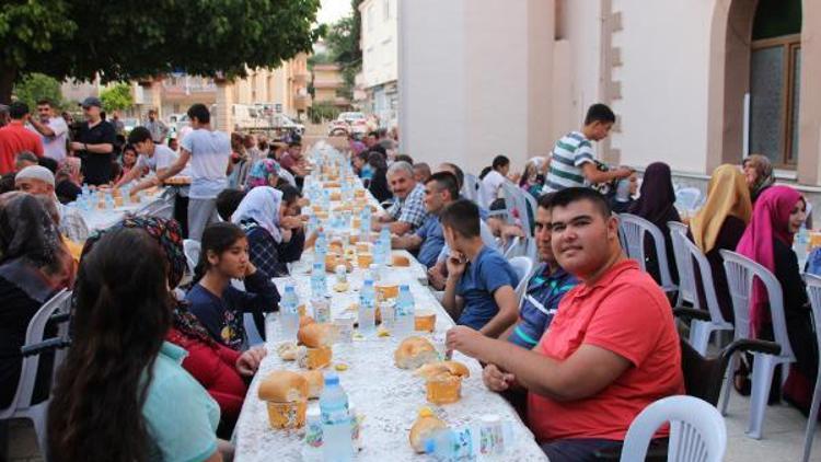 Engelli ve yetimlerle iftar buluşması