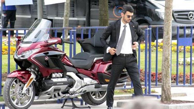 Kenan Sofuoğlu, miting alanına motosikletiyle geldi