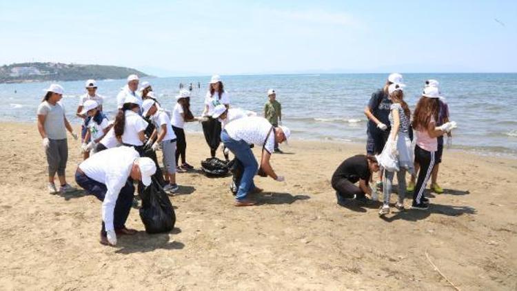 Selçukta öğrenciler sahili temizledi