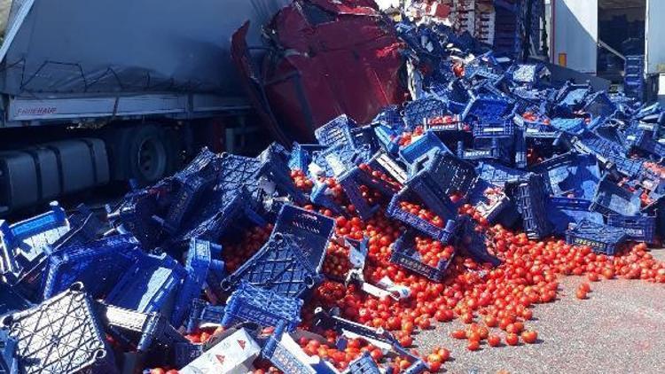 TIR kazasında dorsedeki domates kasaları yola saçıldı