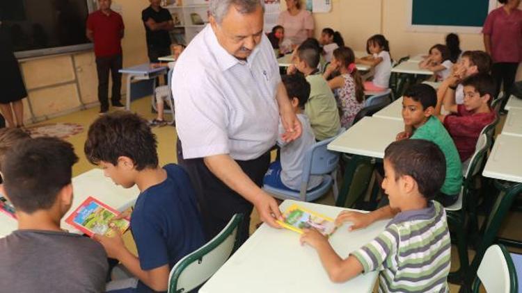 Başkan Uysal, öğrencilere kitap dağıttı