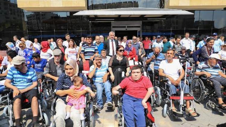 Seyhan Belediyesinden 150 engelliye akülü tekerlekli sandalye