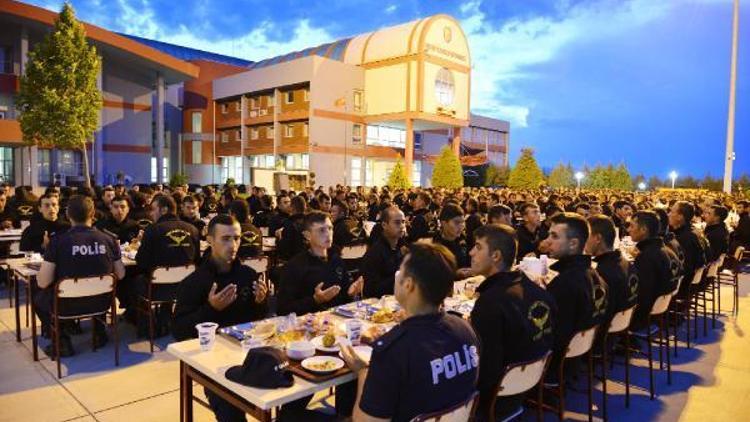 Vali Akın polis adaylarıyla iftar yaptı