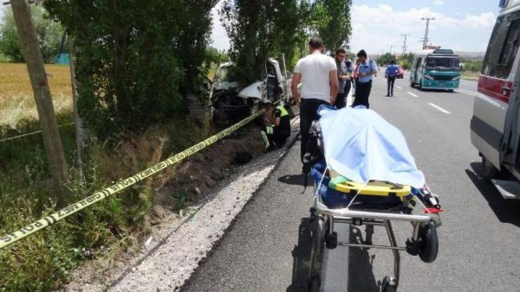 Kamyonet motosiklete ve ağaca çarptı: 1 ölü, 4 yaralı