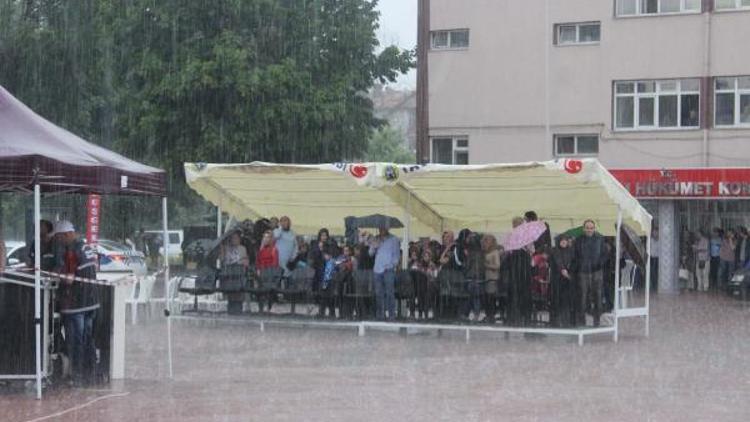 Çevre etkinliğinde sağanak bastırınca protokol, çadırda kaldı