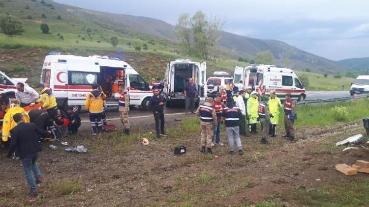 Erzincanda yolcu otobüsü devrildi: 1 ölü, 29 yaralı (2)- Yeniden