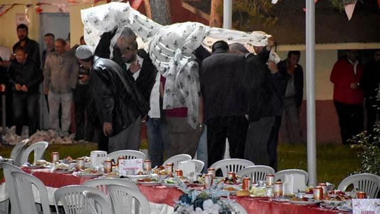 Yağmur altında poşetli iftar