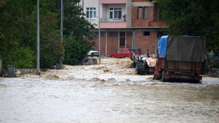 Kastamonuda evleri su bastı, araçlar sele kapıldı