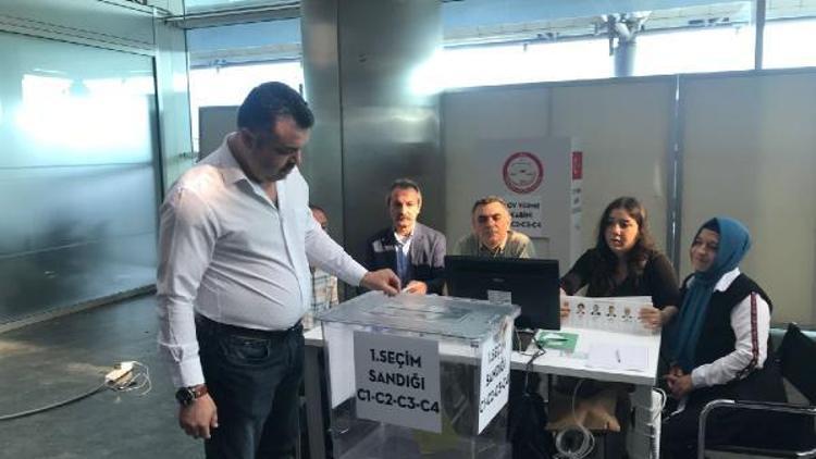 Atatürk Havalimanında oy verme işlemi (2)