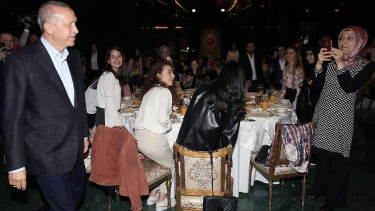 Cumhurbaşkanı Erdoğan ve eşi, sahurda gençleri ağırladı